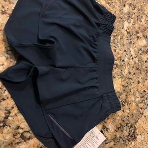 Lulu Lemon Hotty Hot LR Short 2.5” size 6